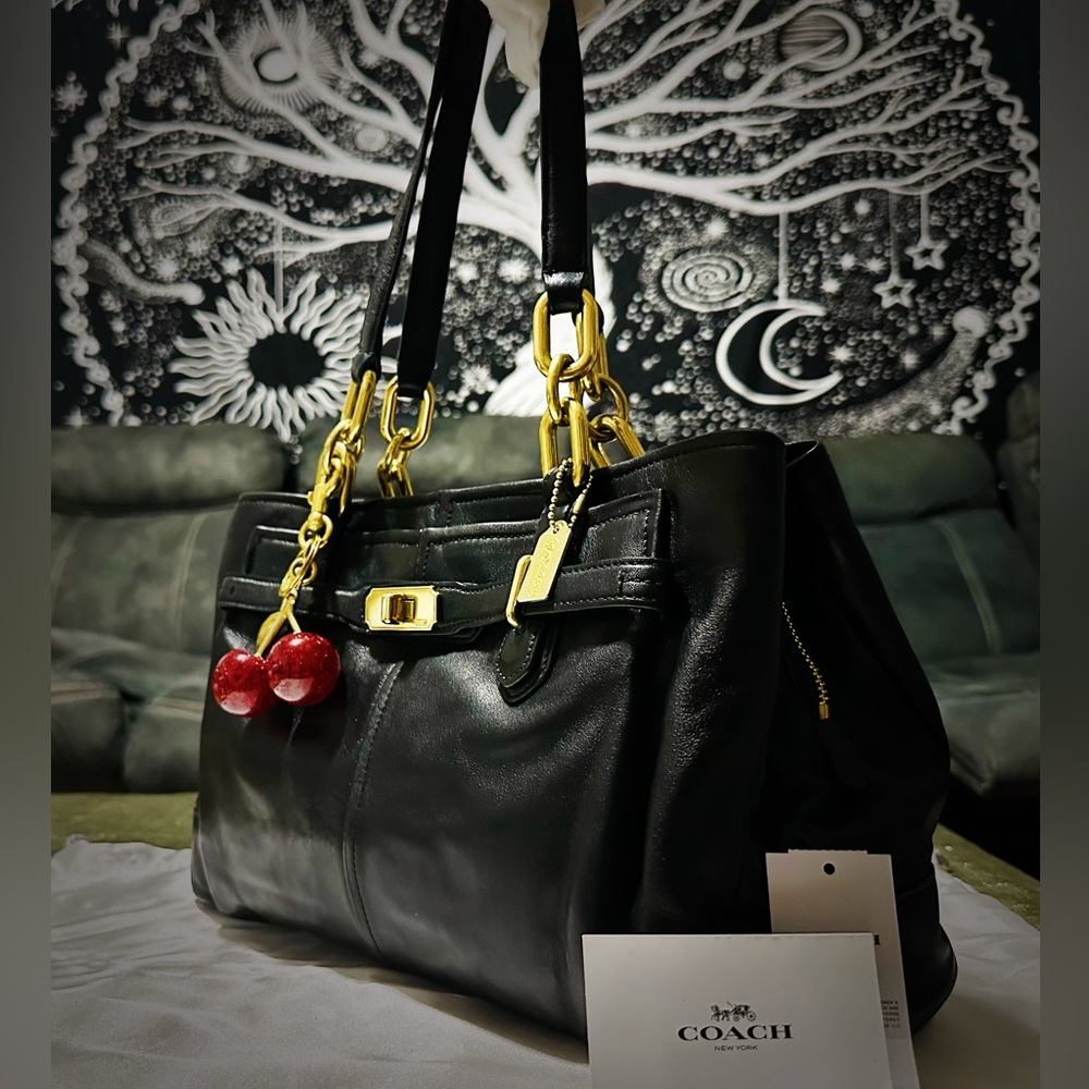 Vintage style Y2K Coach Black soft Leather Shoulder Bag with Gold Accents - Picture 4 of 17